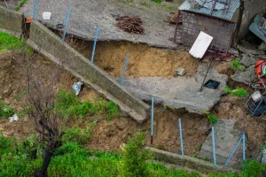 Συγκλονιστικές εικόνες από drone στο Μαζαράκι Ηλείας, υποχωρεί ολόκληρη η πλαγιά, μετέφεραν μαθητές στα χέρια μέσα από χωράφια
