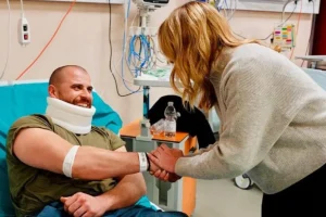 Η Μελόνι επισκέφθηκε στο νοσοκομείο αστυνομικούς που τραυματίσθηκαν στο Τορίνο, μιλά για «απόπειρα δολοφονίας»