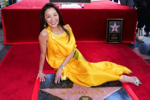 Η Μισέλ Γιο τιμήθηκε με το δικό της αστέρι στη Λεωφόρο της Δόξας και συγκίνησε με την αναφορά στον πατέρα της που έχει φύγει από τη ζωή