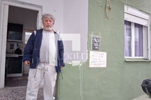 (ΦΩΤΟ) Άστεγος βρήκε σπίτι αλλά η ΔΕΥΑΗ του ζητάει να πληρώσει 1.800 ευρώ για χρέη τρίτων