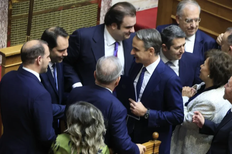 Δημόσιοι υπάλληλοι: Τι σχεδιάζει η κυβέρνηση για την άρση μονιμότητας στην αναθεώρηση του Συντάγματος