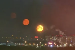 Τρία… φεγγάρια φώτισαν τον ουρανό της Μόσχας: Το σπάνιο φαινόμενο της παρασελήνης