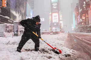 Σε κατάσταση έκτακτης ανάγκης η Νέα Υόρκη που «θάβεται» κάτω από το χιόνι, δείτε βίντεο
