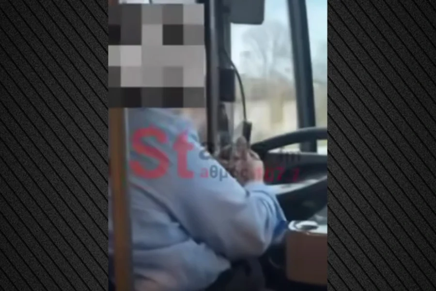 Απολύθηκε οδηγός του ΚΤΕΛ Θεσσαλονίκης που έπαιζε με το κινητό του την ώρα που οδηγούσε, δείτε βίντεο