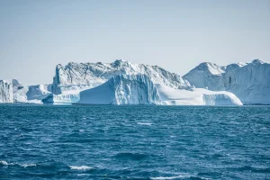 Η τεχνητή νοημοσύνη παρακολουθεί τα παγόβουνα από τη γέννησή τους έως τη διάσπαση, αποκαλύπτοντας κρυφές κλιματικές επιπτώσεις