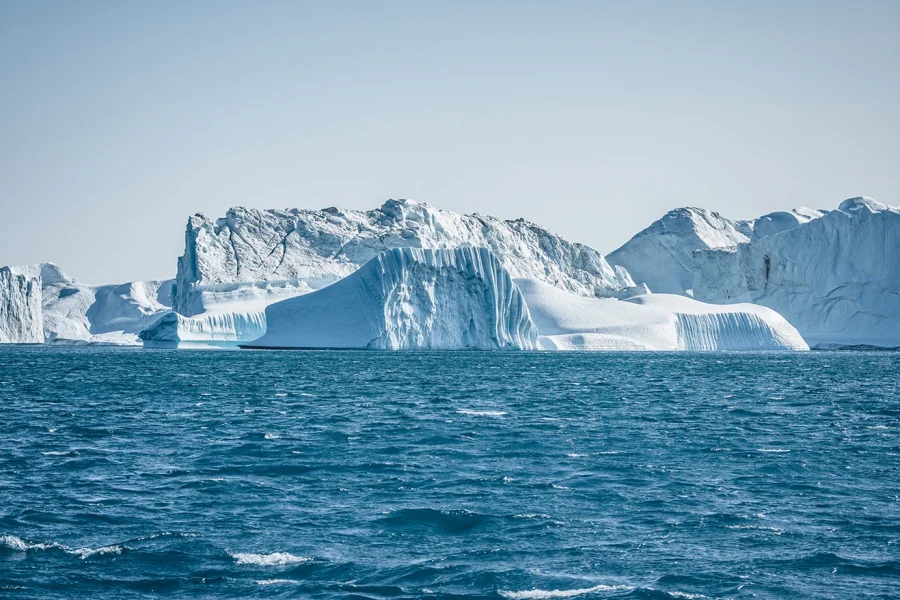 Η τεχνητή νοημοσύνη παρακολουθεί τα παγόβουνα από τη γέννησή τους έως τη διάσπαση, αποκαλύπτοντας κρυφές κλιματικές επιπτώσεις