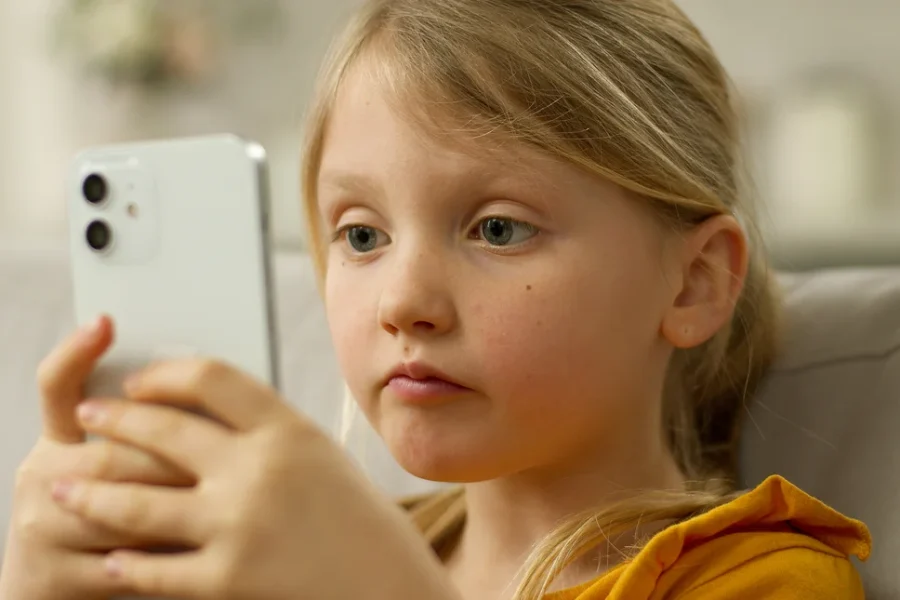 Πώς τα μέσα κοινωνικής δικτύωσης επηρεάζουν τον εγκέφαλο ενός παιδιού