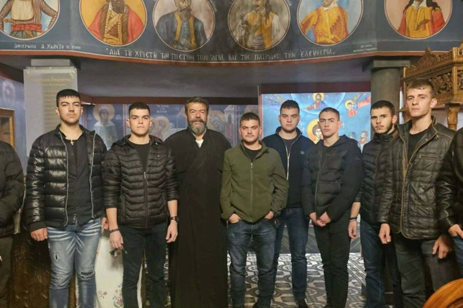 Καλή θητεία με τις… ευλογίες του παπά Ανδρέα – Στην εκκλησία πριν παρουσιαστούν οι Ανωγειανοί φαντάροι