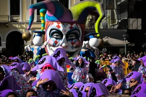 Πατρινό καρναβάλι: Περισσότεροι από 50.000 καρναβαλιστές πρόσφεραν επί πέντε ώρες ένα ανεπανάληπτο θέαμα