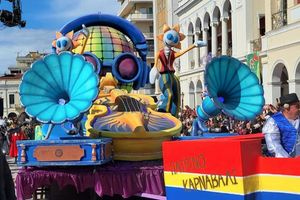 Πάτρα: Ξεκίνησε η μεγάλη παρέλαση – 50.000 καρναβαλιστές και δεκάδες άρματα στους δρόμους