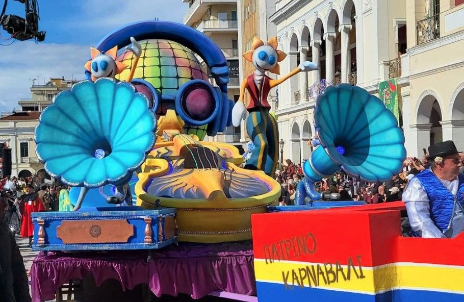 Πάτρα: Ξεκίνησε η μεγάλη παρέλαση – 50.000 καρναβαλιστές και δεκάδες άρματα στους δρόμους