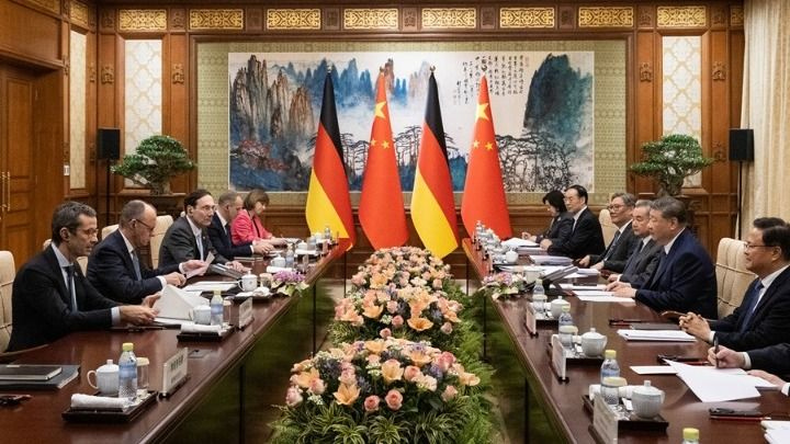 Ο Φρίντριχ Μερτς πλέκει το εγκώμιο της σινογερμανικής συνεργασίας ενώπιον του κινέζου προέδρου Σι