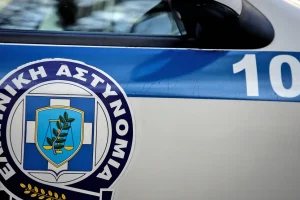Σοκ στην Κομοτηνή: 43χρονη Ρομά έριξε υδροχλωρικό οξύ στο πρόσωπο υπαλλήλου όταν την έπιασε να κλέβει