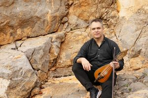 Στέλιος Πετράκης: Στις γειτονιές της Μεσογείου με άξονα τη λύρα