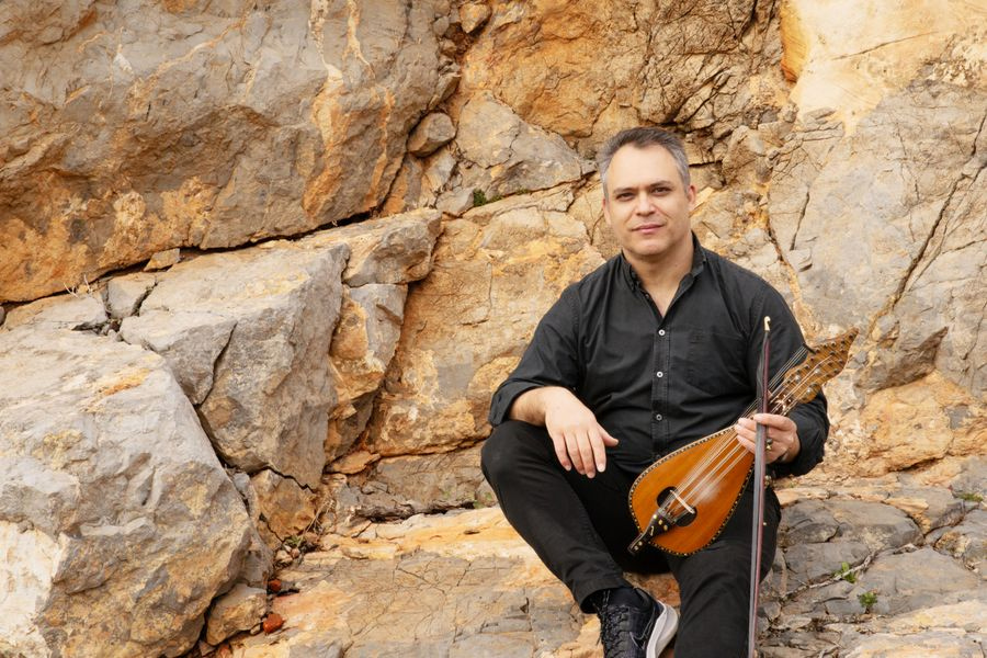 Στέλιος Πετράκης: Στις γειτονιές της Μεσογείου με άξονα τη λύρα