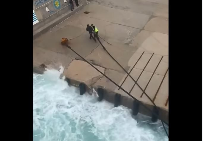 Κακοκαιρία: Βίντεο από τη «μάχη» του καπετάνιου να δέσει το πλοίο στο λιμάνι της Καρπάθου
