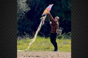 Το χιουμοριστικό σποτ της ΕΛΑΣ ενόψει της Καθαράς Δευτέρας: «Ο χαρταετός θέλει αέρα, όχι αλκοόλ»