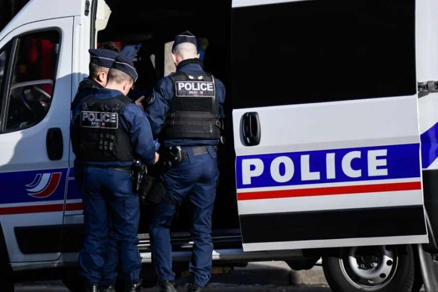 Αστυνομικοί πυροβόλησαν άνδρα που τους απείλησε με μαχαίρι κοντά στην Αψίδα του Θριάμβου στο Παρίσι – Βίντεο