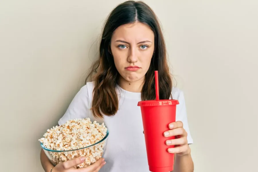 Τα γεμάτα ζάχαρη ποτά αυξάνουν το άγχος και την ανησυχία στους νέους