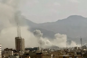 Μ. Ανατολή: Το Ιράν απαντά με αντίποινα στην επίθεση ΗΠΑ-Ισραήλ, άγνωστη η τύχη του Χαμενεΐ