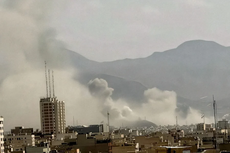 Μ. Ανατολή: Το Ιράν απαντά με αντίποινα στην επίθεση ΗΠΑ-Ισραήλ, άγνωστη η τύχη του Χαμενεΐ