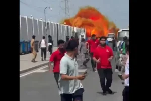 Συγκλονιστικό βίντεο: Συντρίμμια από πύραυλο που εκτόξευσε το Ιράν πέφτουν δίπλα σε πολίτες στην Ντόχα του Κατάρ