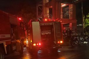 Φωτιά σε διπλοκατοικία στον Κολωνό – Απεγκλωβίστηκαν τρία άτομα