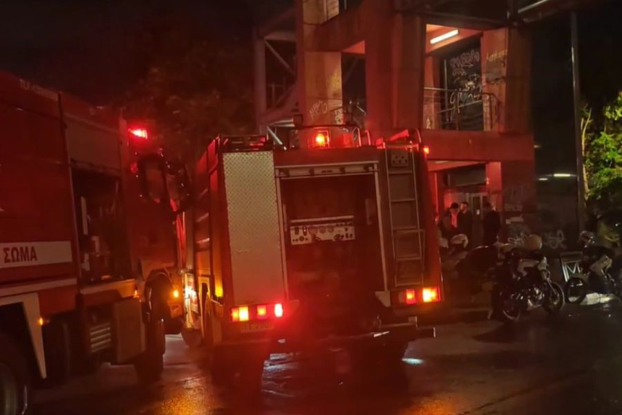 Φωτιά σε διπλοκατοικία στον Κολωνό – Απεγκλωβίστηκαν τρία άτομα