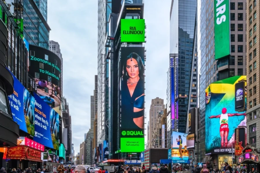 Στην Times Square η Ρία Ελληνίδου με αφορμή το νέο της τραγούδι