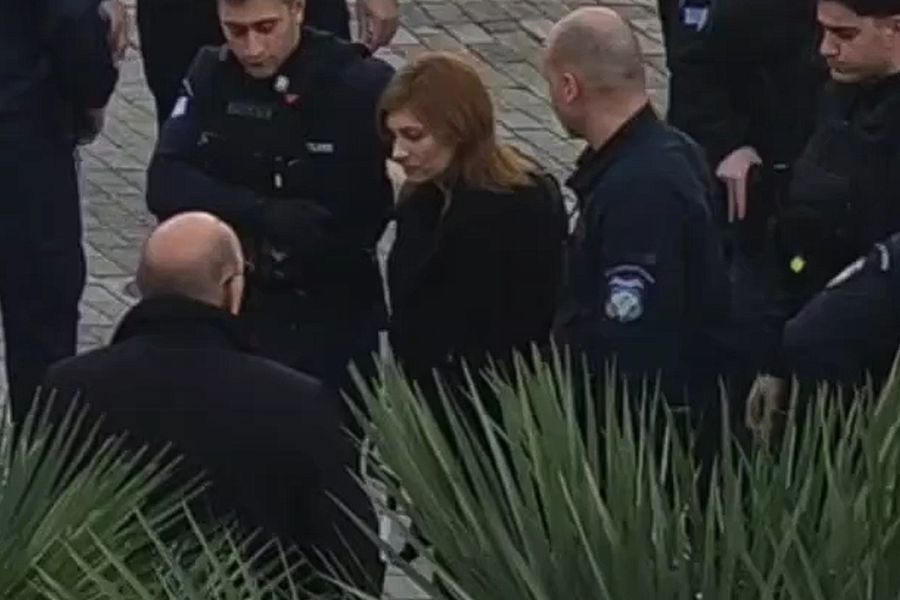 Ρούλα Πισπιρίγκου: Υποβασταζόμενη και με μπαστούνι στο Εφετείο, αναβλήθηκε η δίκη για τους θανάτους της Ιριδας και της Μαλένας