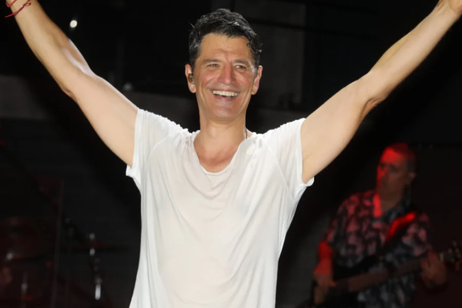 Ο πατέρας του Σάκη Ρουβά πρωταγωνιστεί σε θεατρική παράσταση: Ήρθαν να με δουν τα εγγόνια και οι γιοι μου