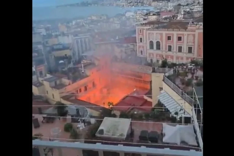 Πυρκαγιά κατέστρεψε το θέατρο Σανατζάρο της Νάπολης, δείτε βίντεο