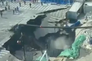 Τρομακτικό βίντεο από δρόμο στην Κίνα: Άνοιξε μεγάλη τρύπα και «κατάπιε» τα πάντα