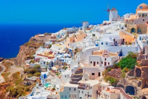 Βραχυχρόνιες μισθώσεις στο Αιγαίο: «Πρωταθλήτρια» η Σαντορίνη στις καταχωρίσεις, πρώτη η Πάρος στα εκτιμώμενα έσοδα