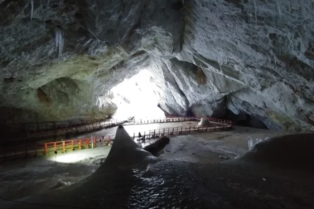 Ρουμανία: Ανθεκτικό σε σύγχρονα αντιβιοτικά βακτήριο βρέθηκε σε αρχαία σπηλιά πάγου