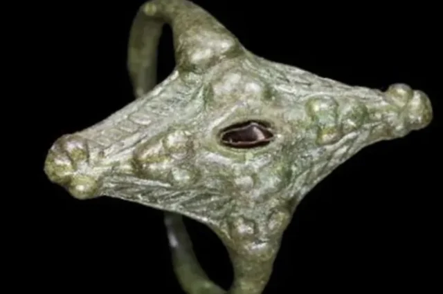 Τυχαία ανακάλυψη φέρνει στο φως ένα σπάνιο δαχτυλίδι 1.000 ετών