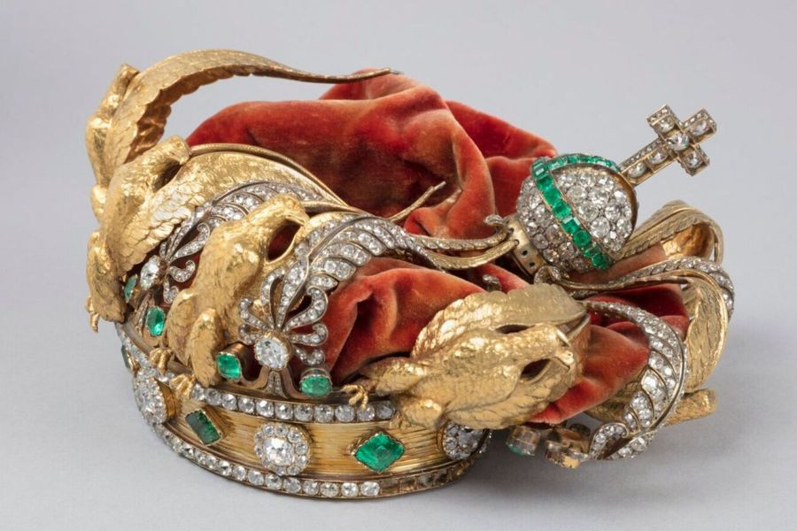 Το Λούβρο δημοσίευσε φωτογραφίες του κατεστραμμένου στέμματος μετά τη ληστεία