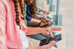 Reuters: Η Ελλάδα “πολύ κοντά” στην απαγόρευση social media για τους κάτω των 15