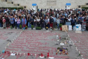 Μια επιζήσασα των Τεμπών φωνάζει για τους νεκρούς