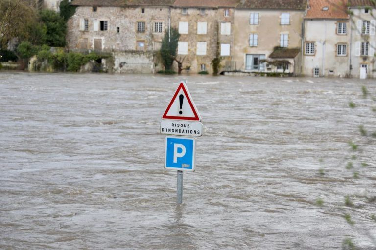 Φονική κακοκαιρία σε Γαλλία και Ισπανία: 3 νεκροί και χιλιάδες νοικοκυριά χωρίς ρεύμα από την καταιγίδα «Νιλς»