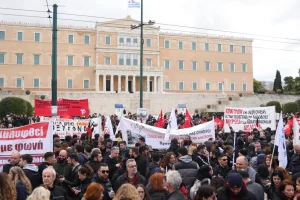 Τέμπη 3 χρόνια μετά: Κοσμοσυρροή στο Σύνταγμα