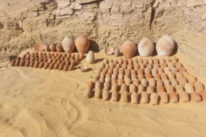 Νέα ανακάλυψη τάφων του Παλαιού Βασιλείου – 160 αγγεία και κοσμήματα αποκαλύπτουν αρχαία έθιμα