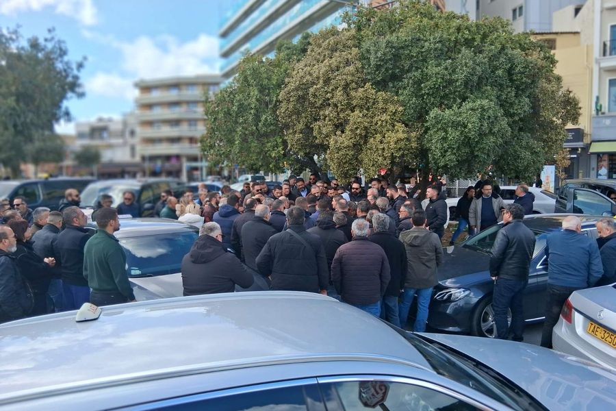 (ΦΩΤΟ) Στην περιφέρεια οι ιδιοκτήτες ταξί