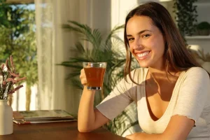 Τσάι, μαύρη σοκολάτα και μούρα «ξυπνούν» τον εγκέφαλο – Τι δείχνει νέα μελέτη