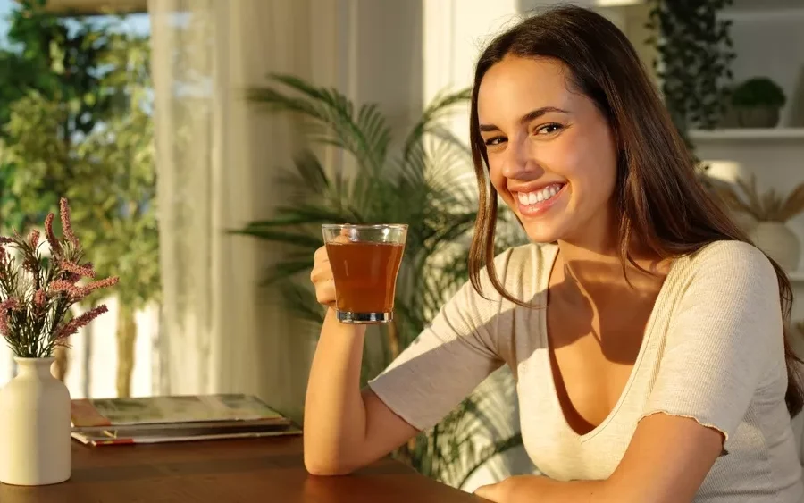 Τσάι, μαύρη σοκολάτα και μούρα «ξυπνούν» τον εγκέφαλο – Τι δείχνει νέα μελέτη