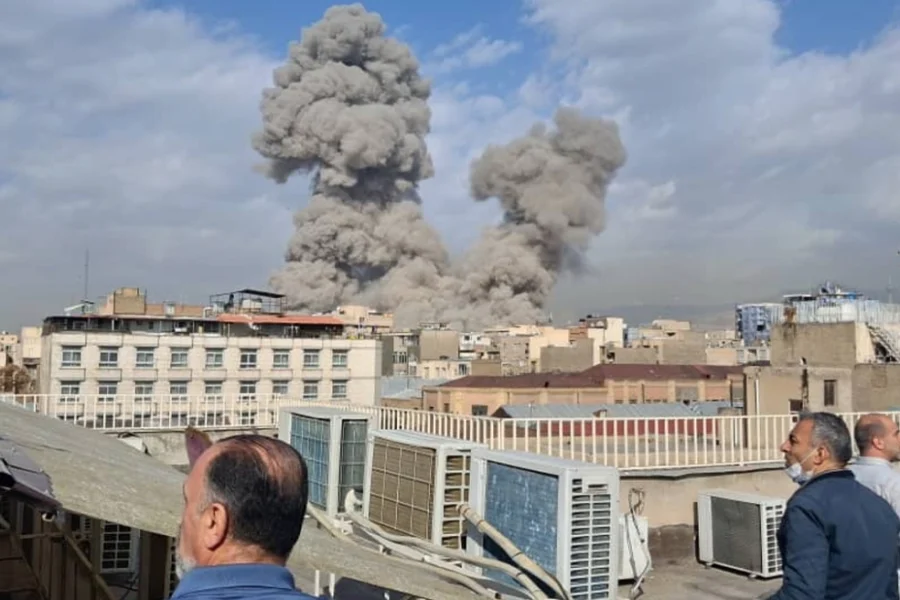 Σφυροκόπημα Ισραήλ-ΗΠΑ, ισοπέδωσαν το μέγαρο του Χαμενεΐ – Τραγωδία με 60 νεκρές μαθήτριες μιλάει το Ιράν