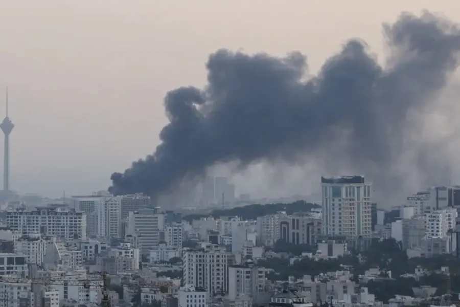 Εκρήξεις σε πολλές πόλεις του Ιράν: Μεγάλες ουρές στα βενζινάδικα της Τεχεράνης, εγκαταλείπουν οι κάτοικοι