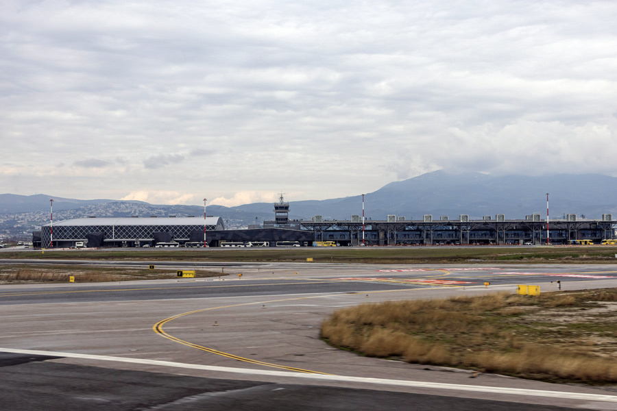 Καταδικάστηκε ο μεθυσμένος επιβάτης που πετούσε μπουκάλια με νερό στο πλήρωμα σε πτήση προς Θεσσαλονίκη