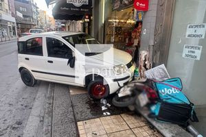 (ΦΩΤΟ): Πάτησε γκάζι και έπεσε με φόρα σε βιτρίνα καταστήματος