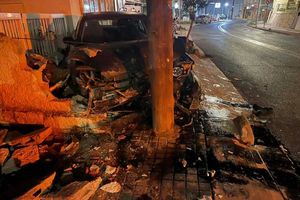 Αυτοκίνητο καρφώθηκε σε κολώνα φωτισμού – Άγιο είχε ο οδηγός